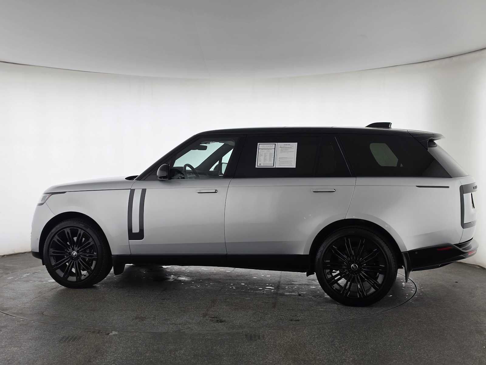 Used 2025 Land Rover Range Rover Long Wheelbase SE AWD/4WD image 2