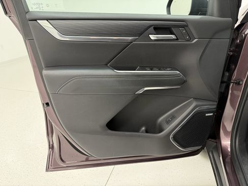 Used 2025 GMC Acadia Elevation image 13