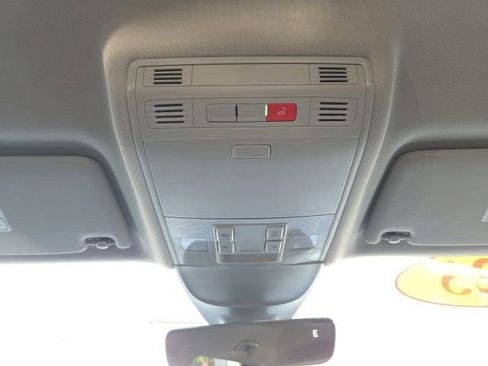 Used 2025 Volkswagen Taos SE FWD image 21
