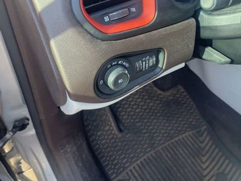 Used 2016 Jeep Renegade Limited image 8