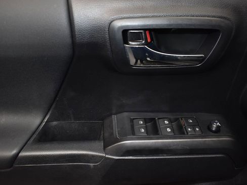 Used 2020 Toyota Tacoma TRD Off-Road image 11
