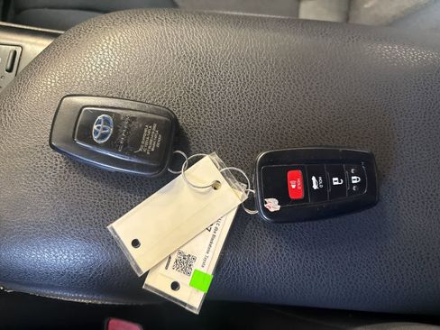 Used 2018 Toyota Camry LE FWD image 26