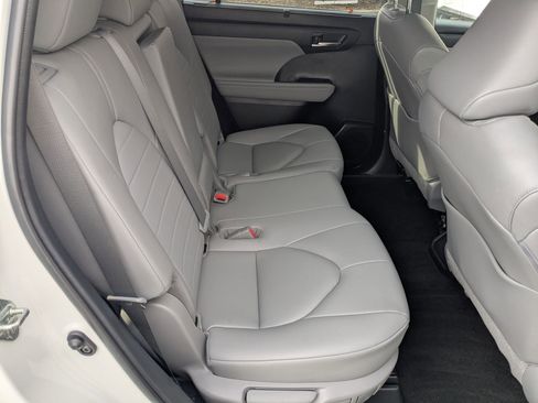 Used 2023 Toyota Highlander XLE image 22