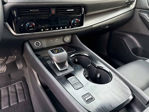 Used 2022 Nissan Rogue SV w/ SV Premium Package image 27