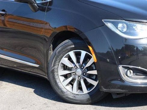 Used 2020 Chrysler Pacifica Touring-L Plus FWD image 3