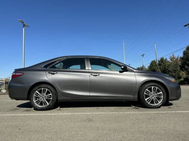 Used 2015 Toyota Camry SE FWD image 3