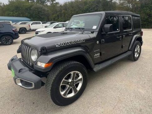 Used 2018 Jeep Wrangler Unlimited Sahara AWD/4WD image 4