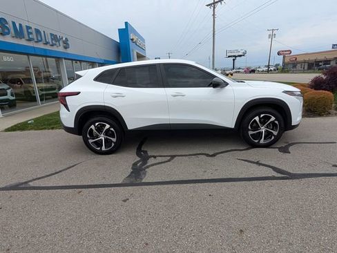 Used 2024 Chevrolet Trax RS FWD image 2