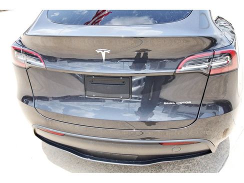 Used 2024 Tesla Model Y Long Range AWD/4WD image 7