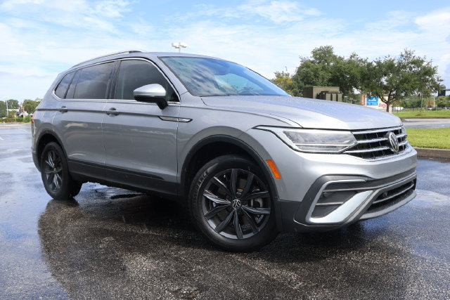 Certified 2023 Volkswagen Tiguan SE w/ Panoramic Sunroof Package FWD image 1