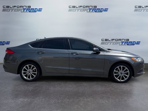 Used 2017 Ford Fusion SE w/ Fusion SE Technology Package FWD image 4