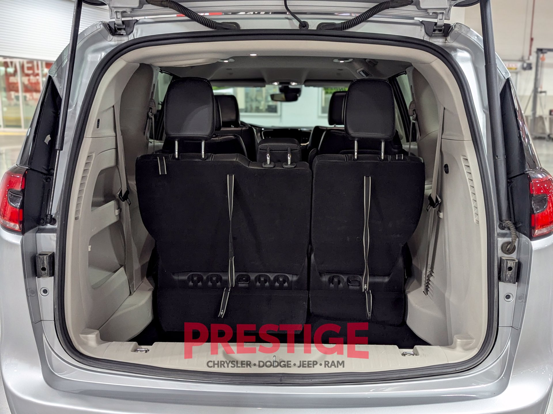 Used 2024 Chrysler Pacifica Touring-L FWD image 9