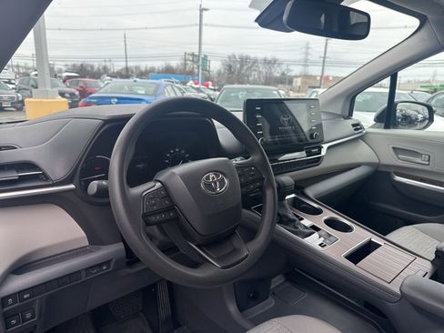 Used 2023 Toyota Sienna LE w/ LE Plus Package image 11