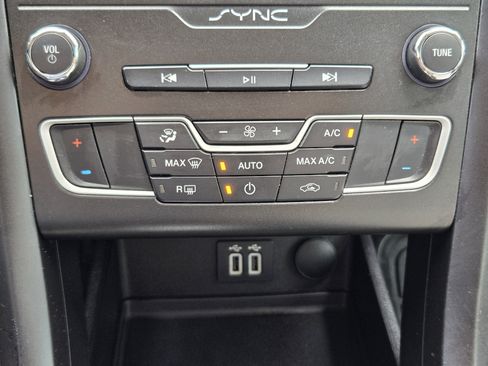 Used 2020 Ford Fusion SE w/ Equipment Group 151A FWD image 14