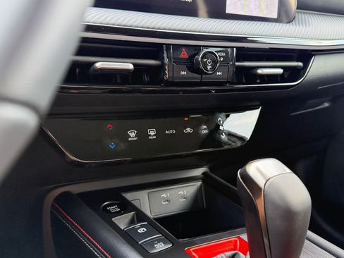 Certified 2025 Nissan Kicks SR image 17