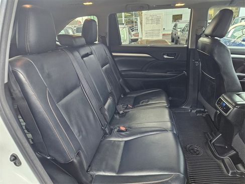 Used 2018 Toyota Highlander XLE image 16