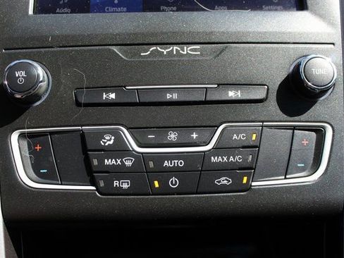 Used 2020 Ford Fusion SE image 12