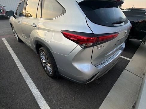 Used 2022 Toyota Highlander Platinum AWD/4WD image 4