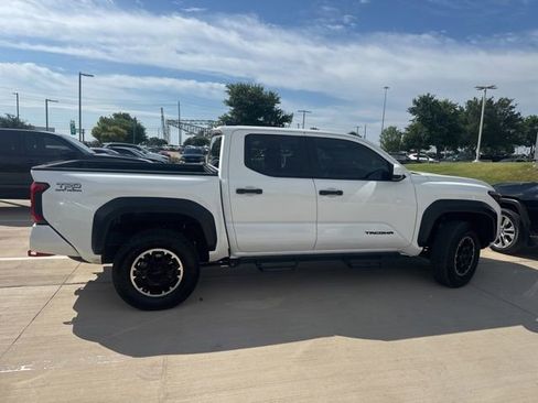 Used 2025 Toyota Tacoma TRD Off-Road AWD/4WD image 3