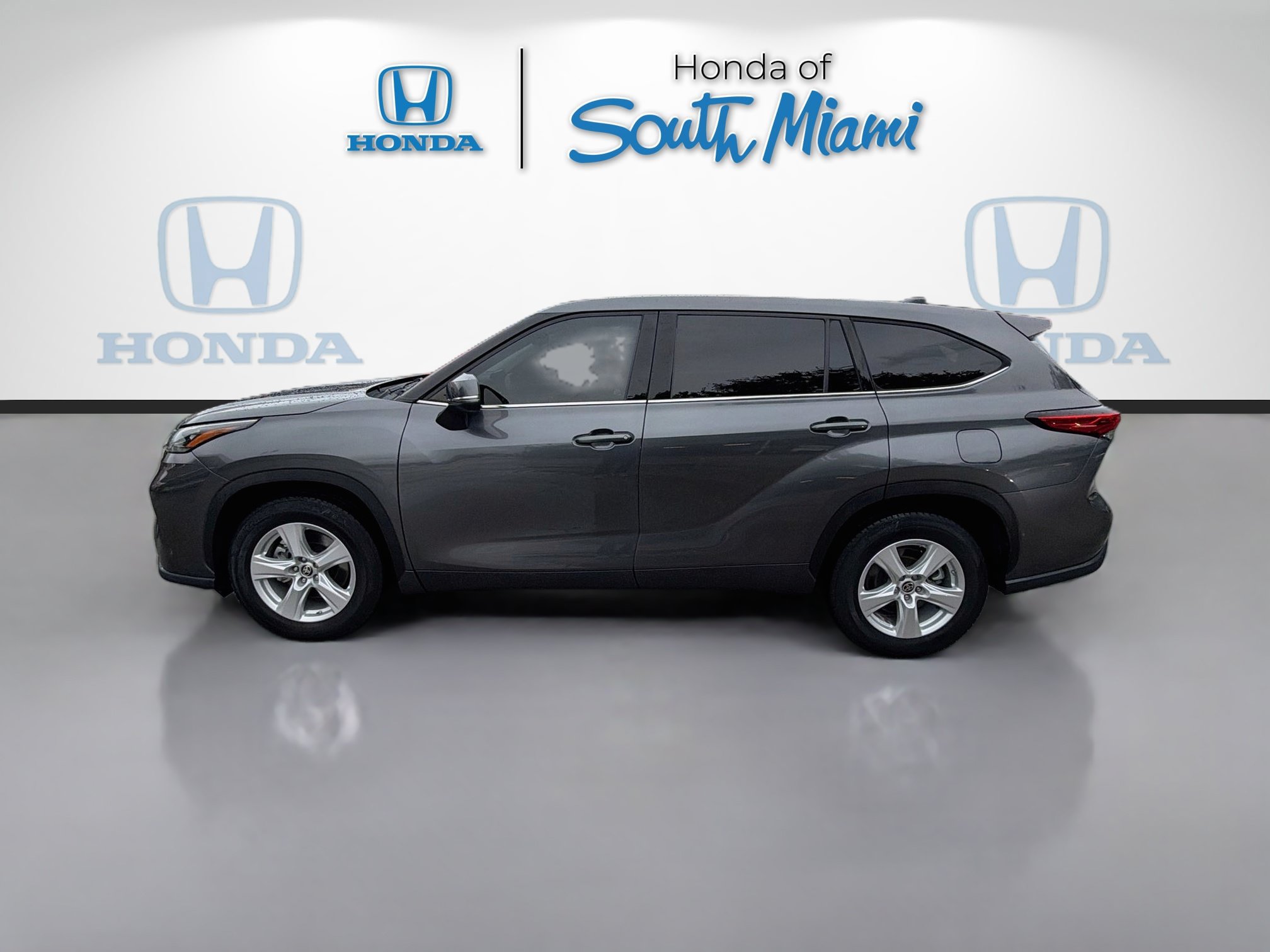 Used 2020 Toyota Highlander L FWD image 4