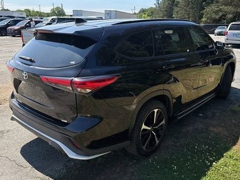 Used 2021 Toyota Highlander XSE FWD image 3