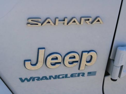 Used 2023 Jeep Wrangler Unlimited Sahara w/ Cold Weather Group AWD/4WD image 9