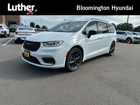 Used 2025 Chrysler Pacifica Limited FWD image 1