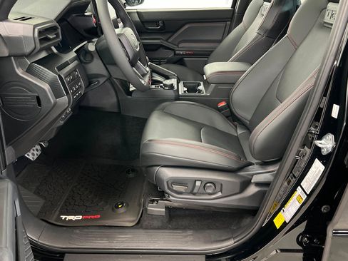 Certified 2025 Toyota Tacoma TRD Off-Road AWD/4WD image 18