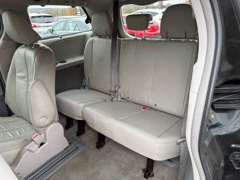 Used 2014 Toyota Sienna XLE image 14