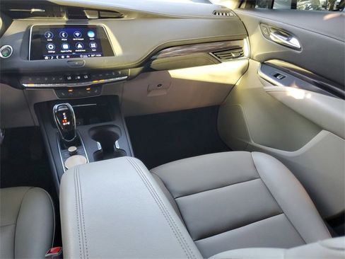 Certified 2021 Cadillac XT4 Luxury w/ Cold Weather Package image 14