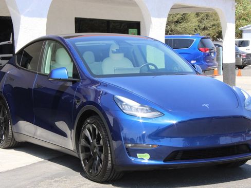 Used 2022 Tesla Model Y Long Range AWD/4WD image 3