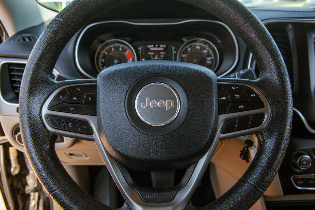 Used 2019 Jeep Cherokee Latitude w/ Popular Appearance Group FWD image 16