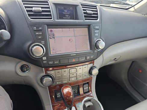 Used 2011 Toyota Highlander Limited w/ Tow Pkg AWD/4WD image 16