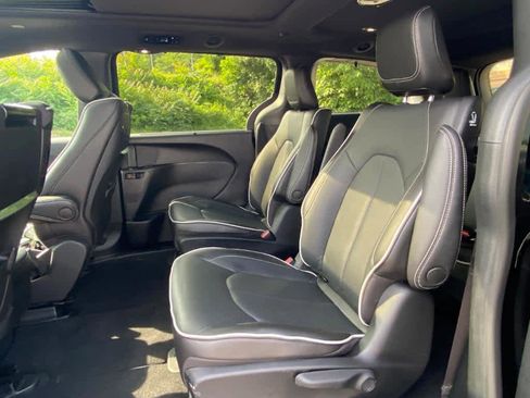 Used 2023 Chrysler Pacifica Limited w/ Uconnect Theater Family Group image 22