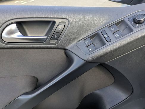 Used 2017 Volkswagen Tiguan S image 10