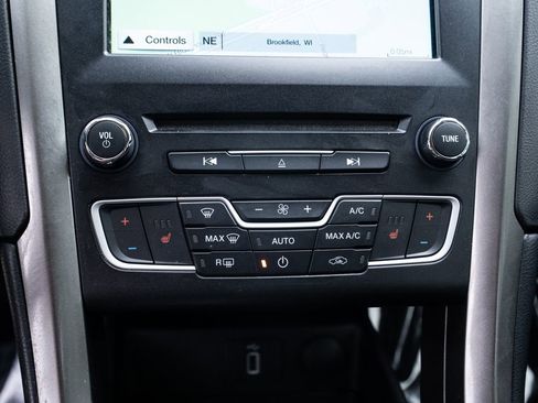 Used 2017 Ford Fusion SE w/ Fusion SE Technology Package image 31