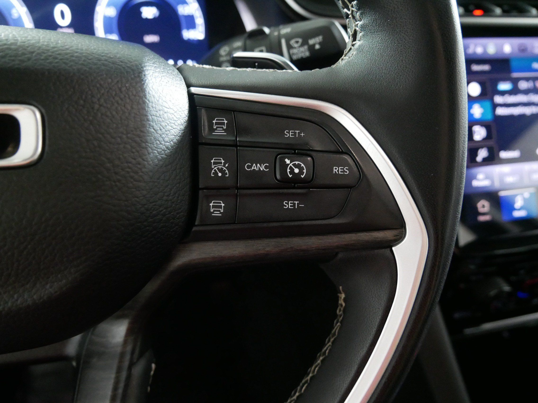 Used 2023 Jeep Grand Cherokee L Limited AWD/4WD image 28