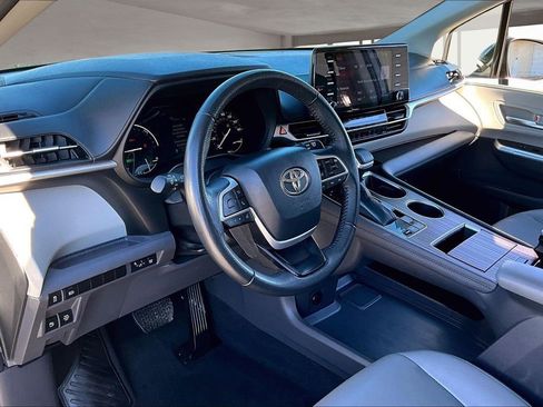 Used 2024 Toyota Sienna XLE image 17