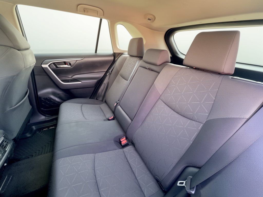 Used 2021 Toyota RAV4 XLE FWD image 25