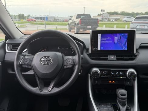 Used 2025 Toyota RAV4 XLE FWD image 21