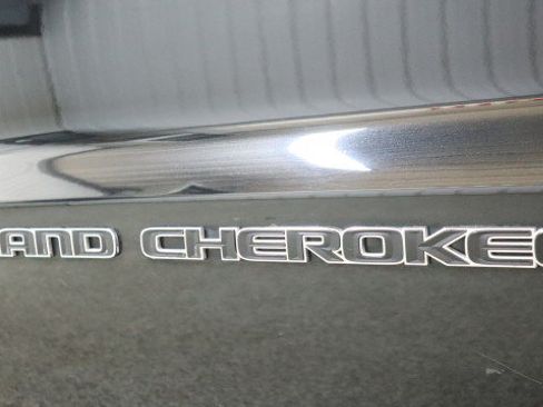 Used 2021 Jeep Grand Cherokee Laredo AWD/4WD image 19