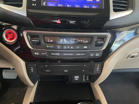 Used 2018 Honda Pilot Touring image 11