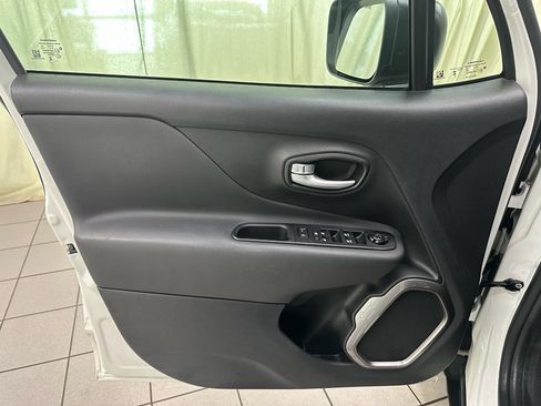 Used 2023 Jeep Renegade Latitude w/ Premium Group image 31