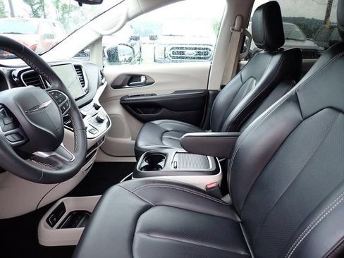 Used 2023 Chrysler Pacifica Touring-L FWD image 16