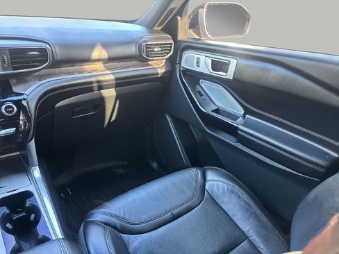 Used 2023 Ford Explorer Platinum w/ Technology Package image 17