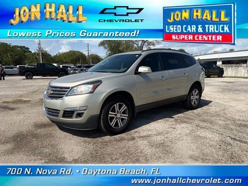 Used 2017 Chevrolet Traverse LT image 2