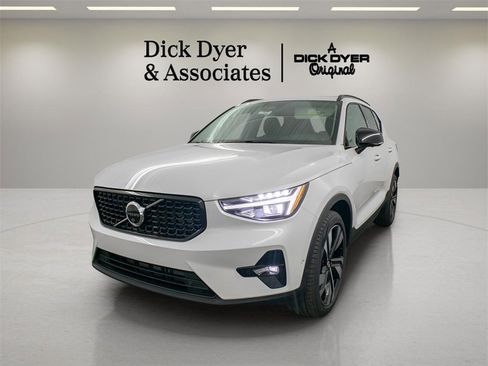 Certified 2025 Volvo XC40 B5 Plus image 7