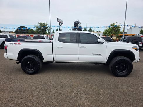 Used 2023 Toyota Tacoma TRD Off-Road w/ Technology Package AWD/4WD image 9