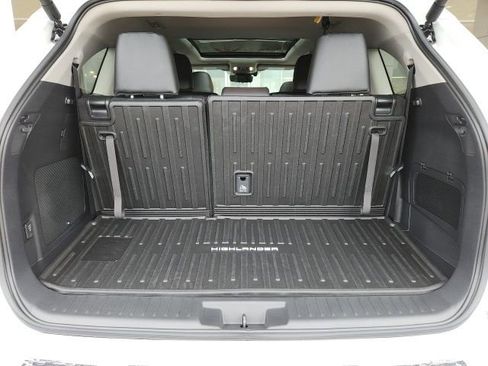 New 2026 Toyota Highlander Platinum image 23