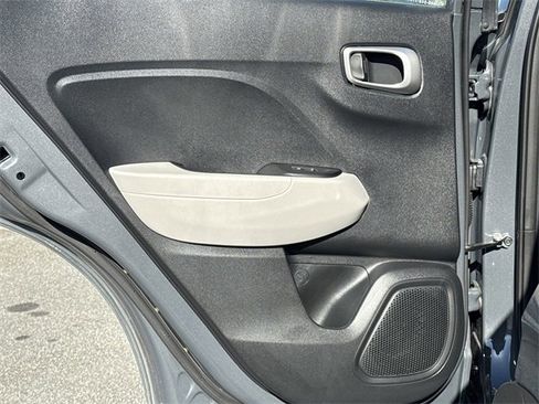 Certified 2025 Hyundai Venue SEL image 21